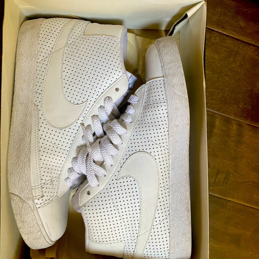 Nike casual sneaker mesh white gently used